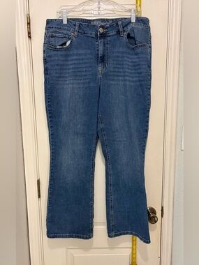 M Jean By Maurice’s Women’s High Rise Curvy Size 18W Short Blue Jeans